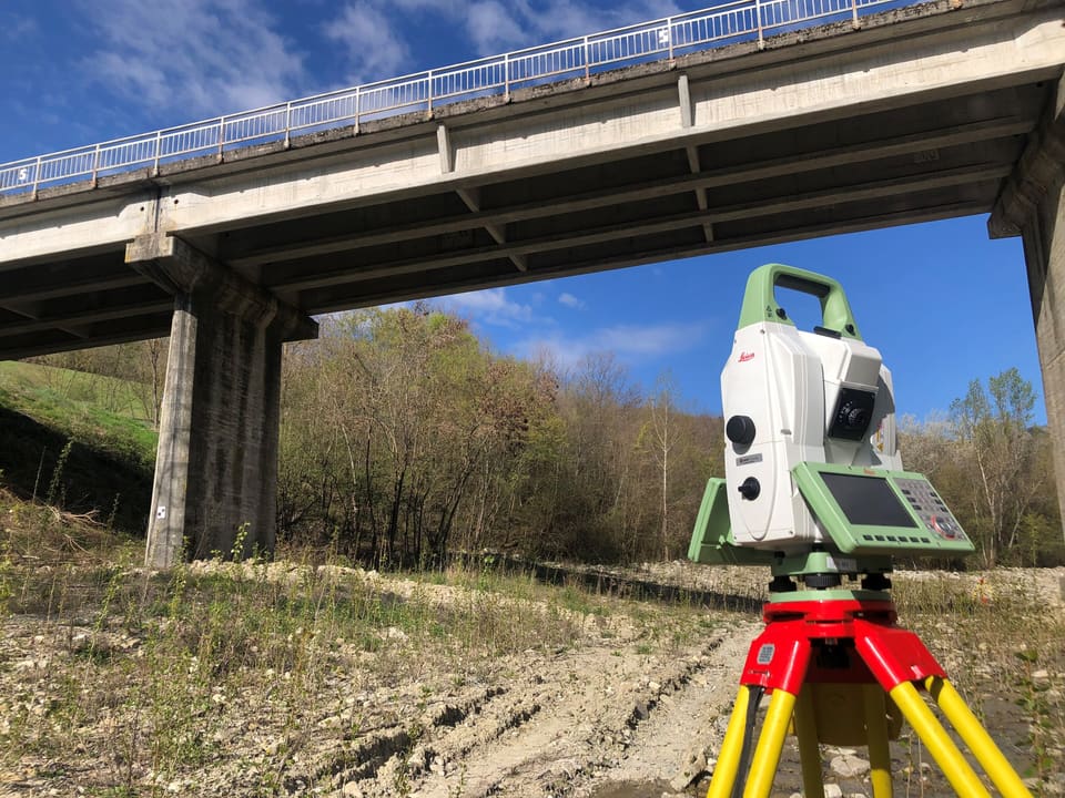 Instrumente geodezice folosite la ridicarea topografică a unui amplasament